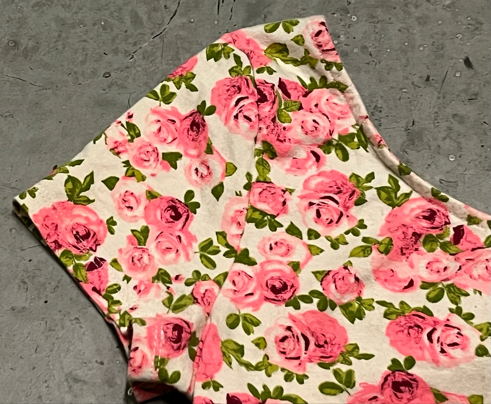 Camiseta curta com flores rosas – photo 3